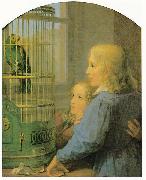 Zwei Kinder vor einem Papageienbauer